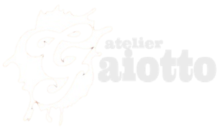 Logo Atelier Gaiotto Monocromatico branco
